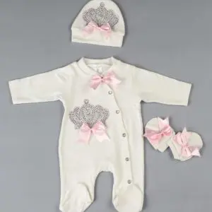 Barboteuse rose en tissu doux pour bébé avec un fond gris