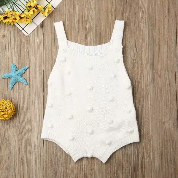 Ensemble de vêtements de bébé pour l'été blanc avec un fond en bois marron