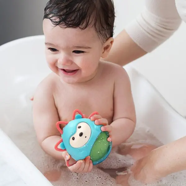 Hochet de bain pour bébé de 0 à 12 mois avec un bébé qui joue avec