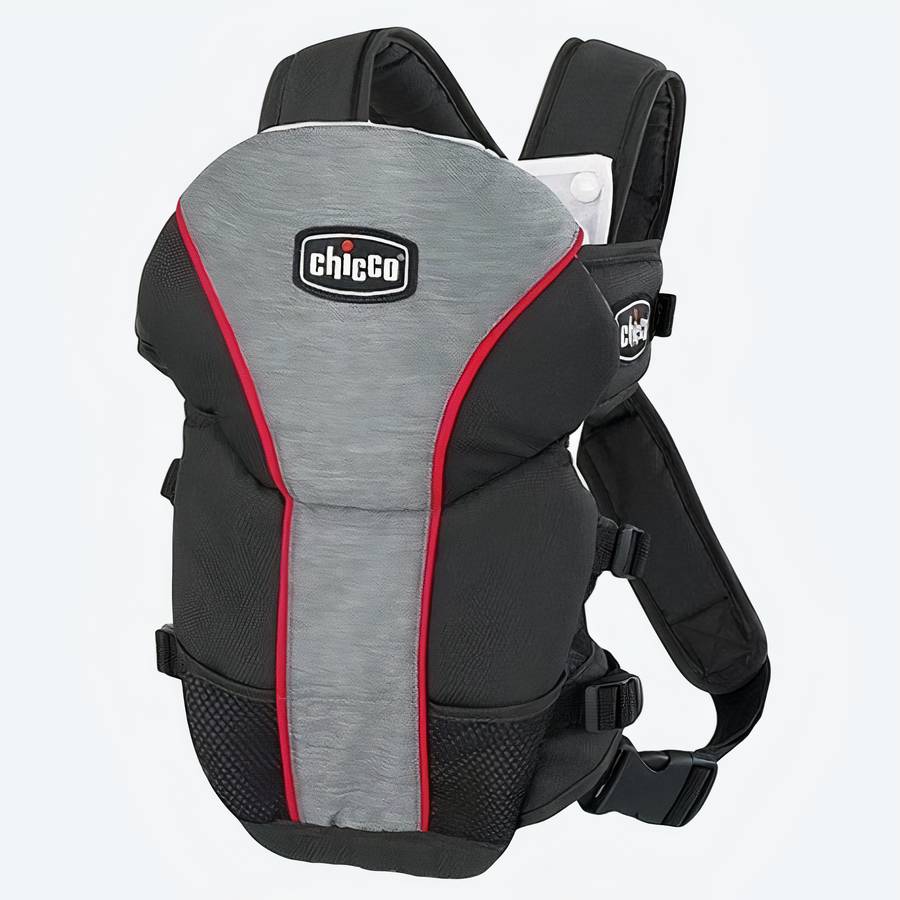 Porte-bébé à capuche gris avec un fond blanc