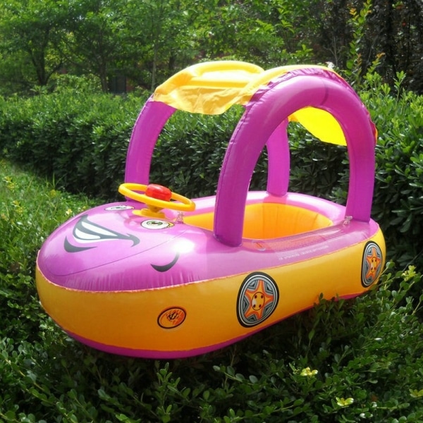 Un flotteur de piscine en forme de voiture pour enfants