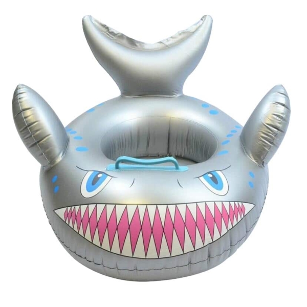 Siège de natation gonflable en forme de requin gris avec un fond blanc
