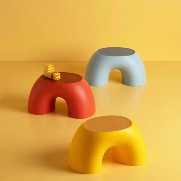 Chaise d’intérieur mignonne pour enfant avec plusieurs coloris en fond jaune