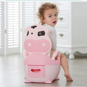 Une petite fille qui utilise le pot de toilette portable multifonction en forme de vache