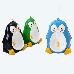 Trois urinoirs de toilette pingouin un bleu, un noir et un vert pour petit