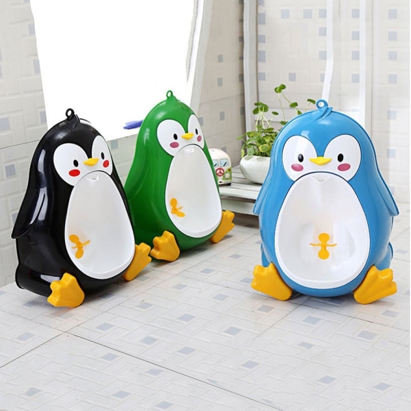 Trois urinoirs de toilette pingouin un bleu, un noir et un vert pour petit