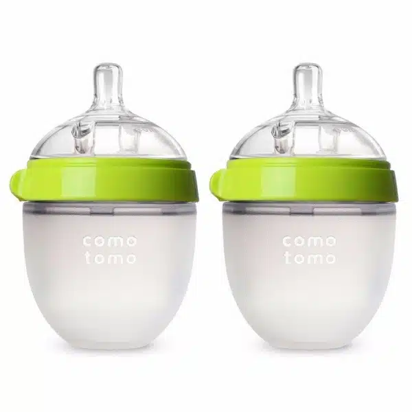 Biberon en silicone pour bébé transparent et vert avec un fond blanc
