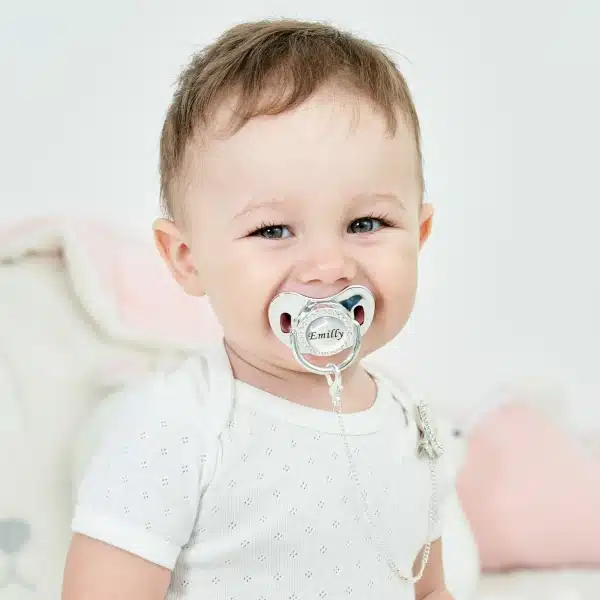 Sucette avec attache-tétine personnalisée avec un bébé qui porte la tétine