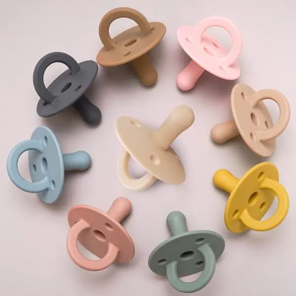 Nouvelle sucette en silicone souple pour bébé avec plusieurs coloris différents