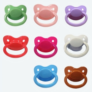 Sucette en silicone grande taille pour bébé avec plusieurs coloris avec un fond blanc