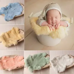 Couvertures en fourrure de lapin pour bébé avec un bébé qui est dans un oeuf décoratif