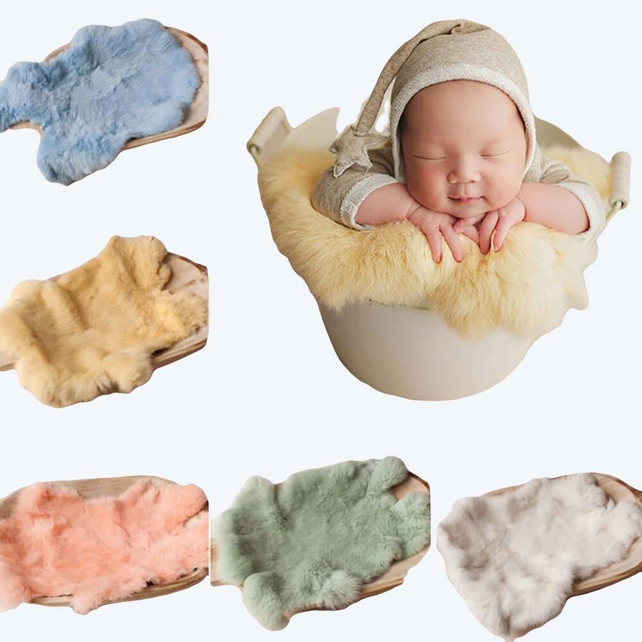 Couvertures en fourrure de lapin pour bébé avec un bébé qui est dans un oeuf décoratif