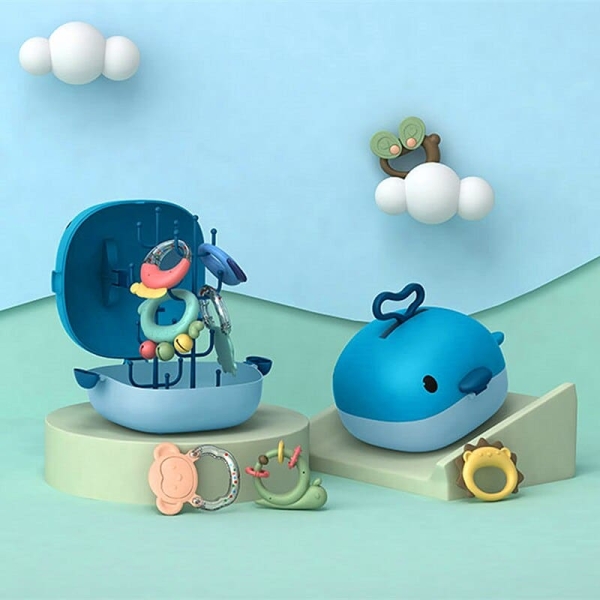 Hochet en caoutchouc pour bébé en forme d'animal bleu avec un fond bleu