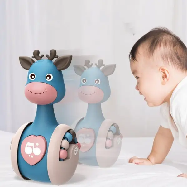 Hochet coulissant pour bébé en forme de renne bleu avec un bébé qui rigole