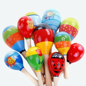 Hochets de balle en bois avec plusieurs coloris et motifs différents