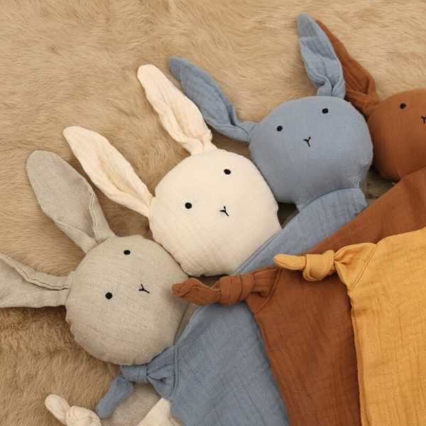 Hochet en peluche de lapin pour bébé à plusieurs coloris différents un marron, un blanc, un bleu et un gris