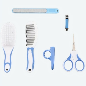 Kit de soins quotidiens pour nouveau-né bleu avec un fond gris