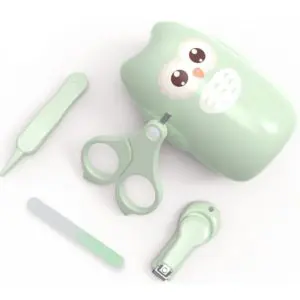 Ensemble d'accessoire de soin des ongles pour bébé vert avec un fond blanc