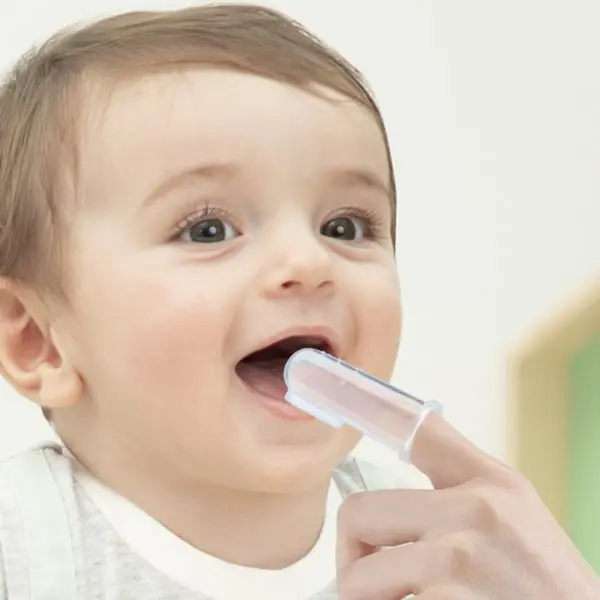 Sonde souple pour aspiration nasale avec un bébé qui sourit
