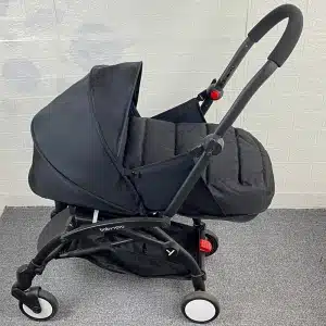 Berceau de bébé pour poussette noir avec un fond gris