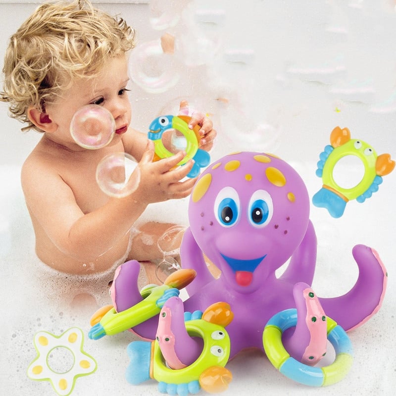 Jouets de bain pour bébé en forme de poulpe violet avec un bébé qui joue avec le poulpe