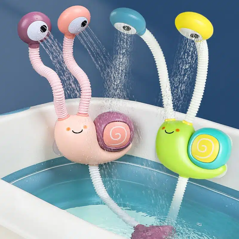 Jouets de bain pour bébé en forme d'escargot un violet et un vert dans le bain