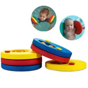 Disques de natation en mousse EVA pour bébé avec plusieurs coloris différents avec un fond blanc et une image d'un enfant avec les disques