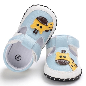 Sandales d'été pour nouveau-nés à motif girafe avec un fond blanc
