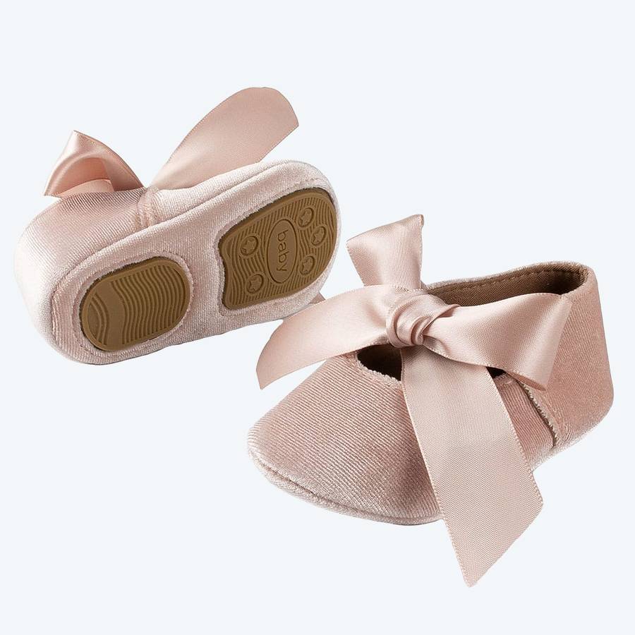 Petites chaussures ballerines pour petites filles. Elles sont marrons avec une semelle anti-dérapante. Un gros noeud sur l'avant du modèle qui couvre une petite ouverture pour le pied.