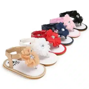 Chaussure en cuir à semelle souple pour bébés à plusieurs coloris avec un fond blanc