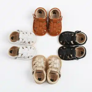 Petites sandales pour bébé, elles sont fermées sur l'avant grâce aux liannes pour bien soutenir le pied de l'enfant. La boucle présente permet de bien sécuriser le pied à l'intérieur de la chaussure sans que l'enfant puisse les perdre. Elles sont diponibles en blanc, brun, noir, beige.