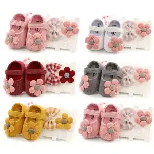 Chaussures en coton à motif de fleur à plusieurs coloris et un fond blanc