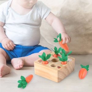 Jouet en bois motif carotte à tirer avec un bébé qui joue
