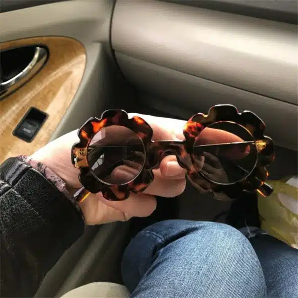 Lunettes de soleil pour bébé en forme de fleur – Image 3