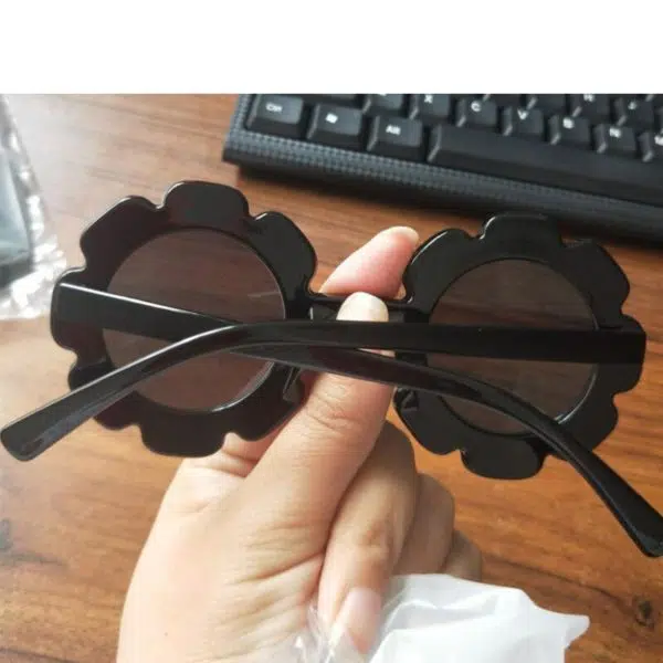 Lunettes de soleil pour bébé en forme de fleur – Image 2