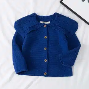 Cardigan tricoté pour bébé avec col à pétales de couleur bleu avec un fond blanc