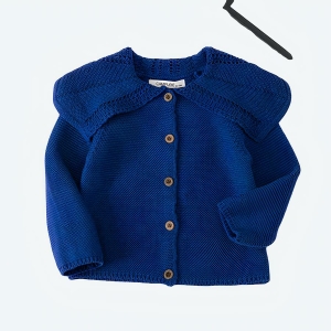 Cardigan tricoté pour bébé avec col à pétales de couleur bleu avec un fond blanc