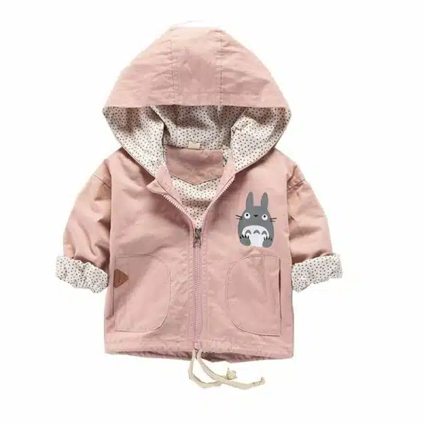 Veste à capuche pour nouveau-né rose avec un fond blanc