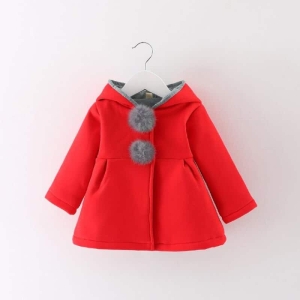 Manteau en coton pour bébé rouge avec des détails gris et un fond blanc