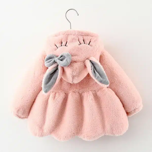 Manteau en peluche avec oreilles de lapin rose avec un fond blanc