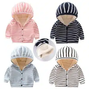 Manteau à capuche rayé pour bébés à plusieurs coloris différents avec un fond blanc
