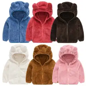 Manteau à capuche en forme d’ours pour bébé à plusieurs coloris avec un fond blanc