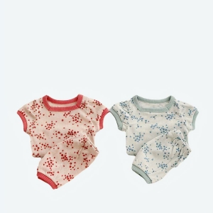 Pyjama à fleurs en 2 pièces à plusieurs motifs différents avec un fond beige