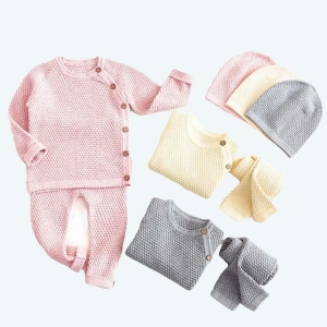 Ensemble de pyjama pour bébés un rose. un gris et un jaune avec un fond blanc