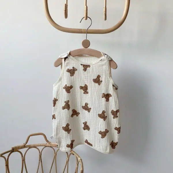 Pyjama sans manches pour bébé dans un cintre avec un fond d'une chambre