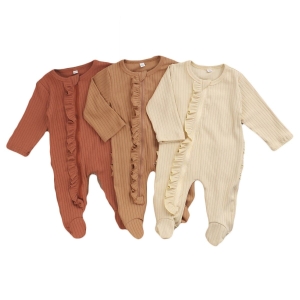 Pyjama à col rond pour bébé à trois coloris différents, un beige, un marron et un marron clair avec un fond blanc