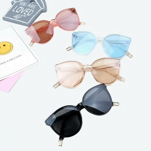 Lunette de soleil stylé pour enfants à plusieurs coloris avec un fond blanc