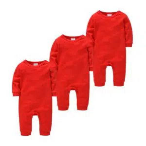 Ensemble de trois pyjamas en coton et à couleur unie rouge avec un fond blanc