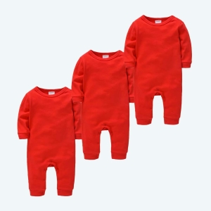 Ensemble de trois pyjamas en coton et à couleur unie rouge avec un fond blanc