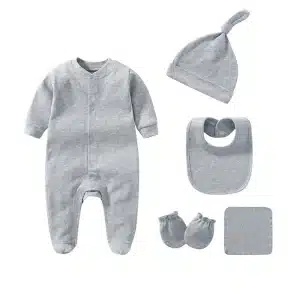 Ensemble de pyjama 5 pièces pour nouveau-né grise avec un fond blanc